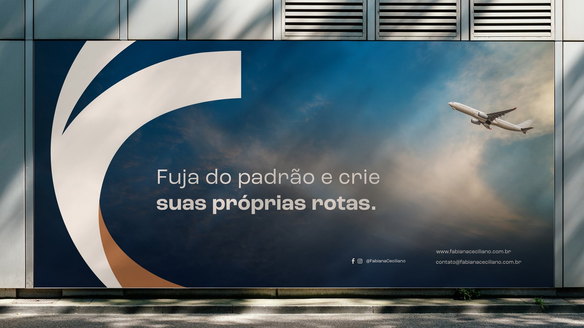 Identidade visual da Fabiana Ceciliano em painel de mídia externa, com a frase Fuja do padrão e crie suas próprias rotas